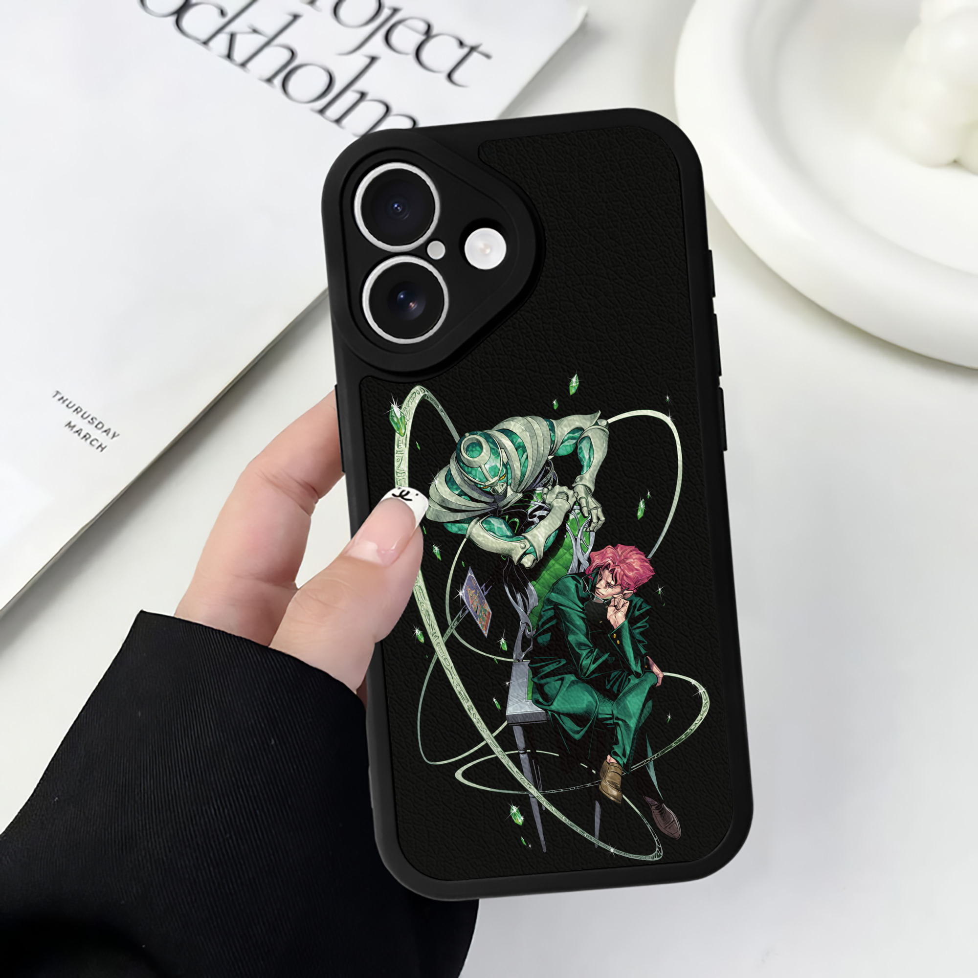 （画像用） ジョジョの奇妙な冒険 花京院 典明（かきょういん のりあき） JoJo's Bizarre Adventure Kakyoin Noriaki 【iPhone 16シリーズ対応】シリコンスマホケース（レザー調） 材質：シリコン